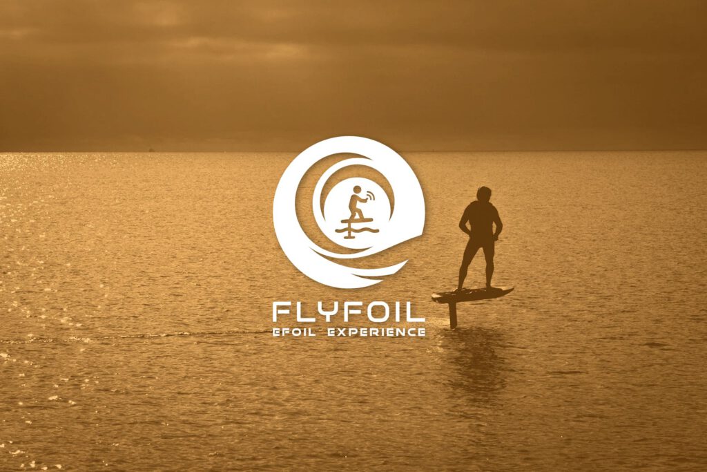 het Flyfoil logo met een man efoilen op op de achtergrond